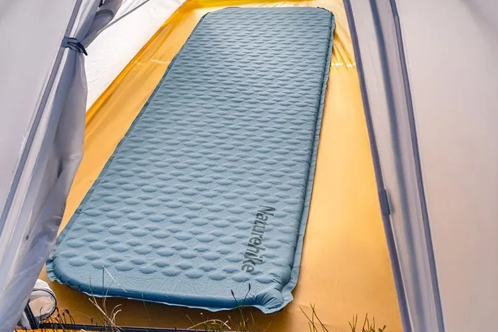 Самонадувающийся коврик Naturehike внутри палатки